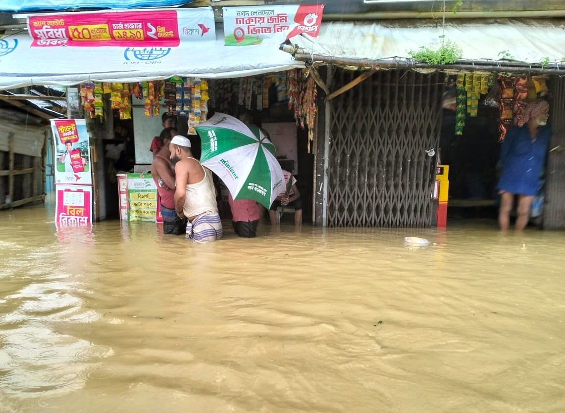২৪ ঘন্টার ব্যবধানে আবারো ভারিবর্ষণ ও ঢলের পানিতে ডুবে গেছে খাগড়াছড়ির অধিককাংশ নিম্নাঞ্চলের ঘরবাড়ি ও সড়ক। ছবিটি  মেহেদীবাগ এলাকা থেকে আজ সকালে তোলা